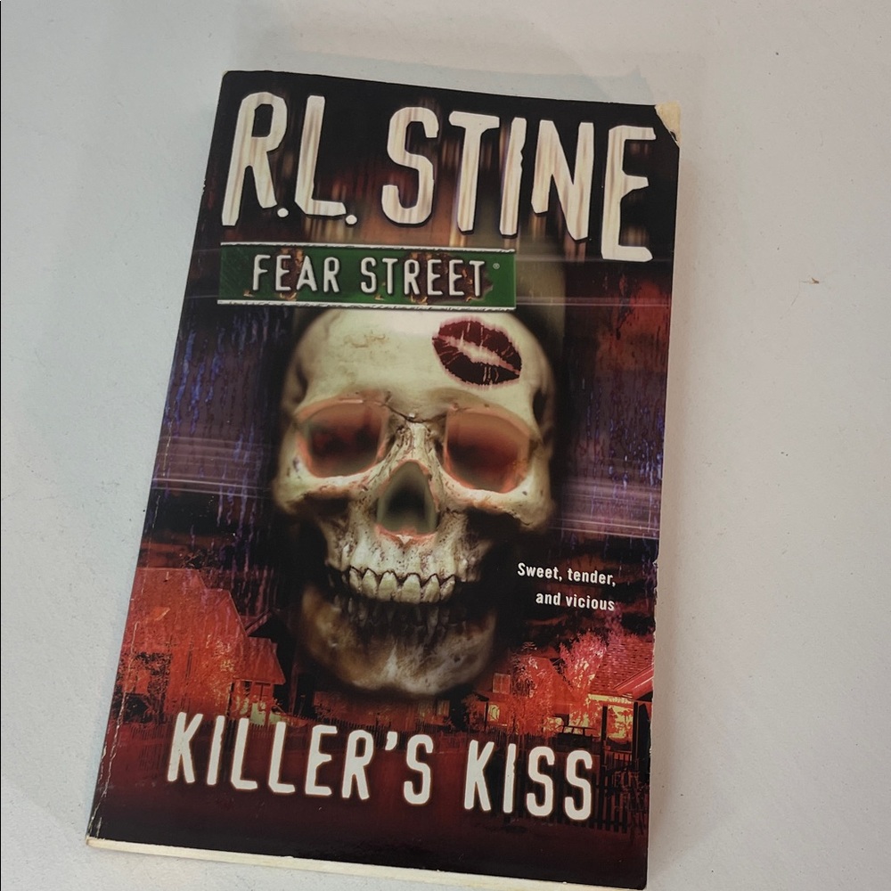 R.L. Stine Fear Street "Killer's Kiss" Paperback - Black, Red, Cream Book